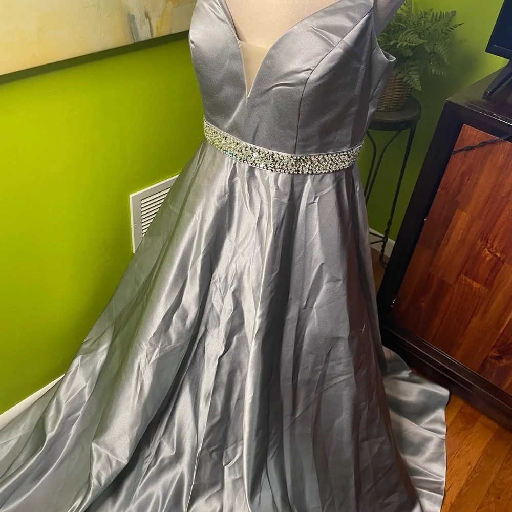 Absolutely beautiful princess dress - Picture 2 of 6